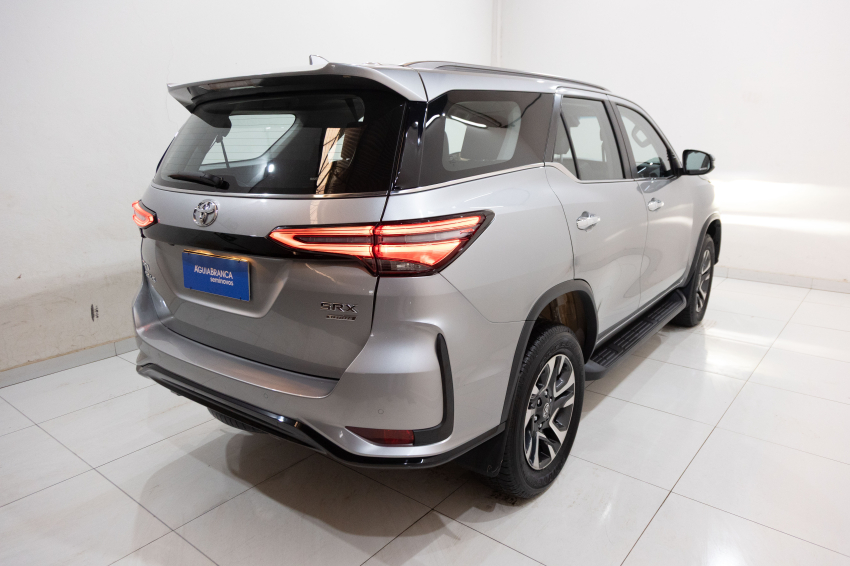Carro Toyota HILUX SW4