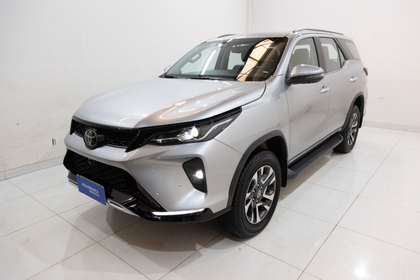 Carro Toyota HILUX SW4