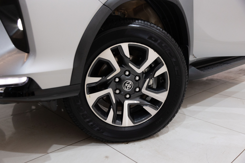 Carro Toyota HILUX SW4