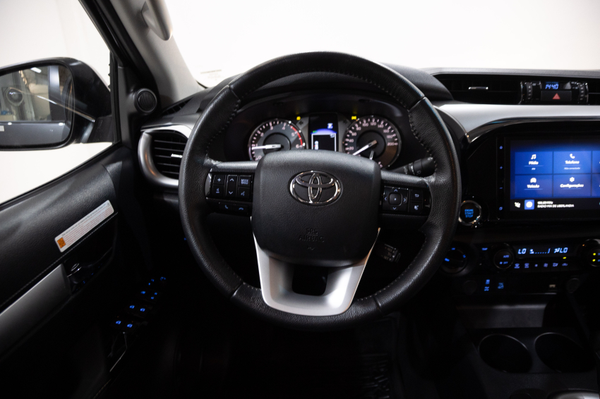 Toyota HILUX 2.8 D-4D TURBO DIESEL CD SRX 4X4 AUTOMÁTICO 15