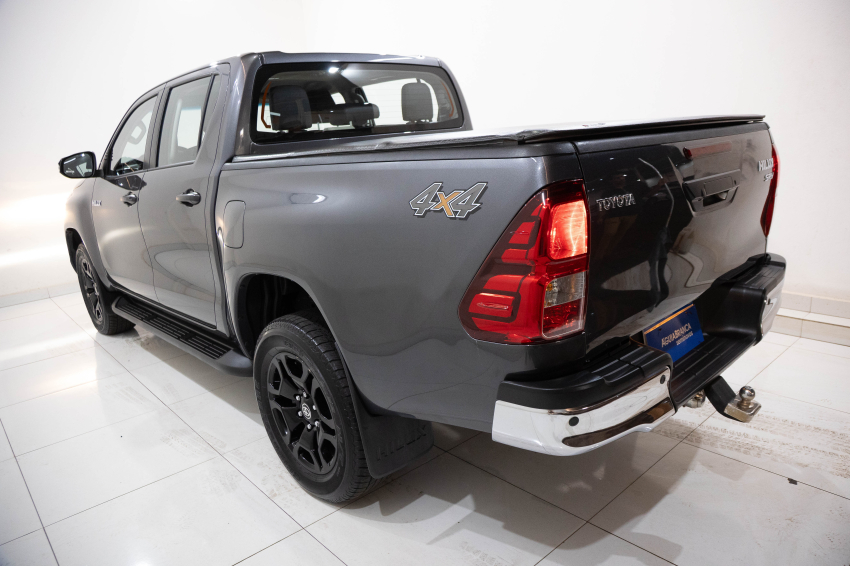 Toyota HILUX 2.8 D-4D TURBO DIESEL CD SRX 4X4 AUTOMÁTICO 7