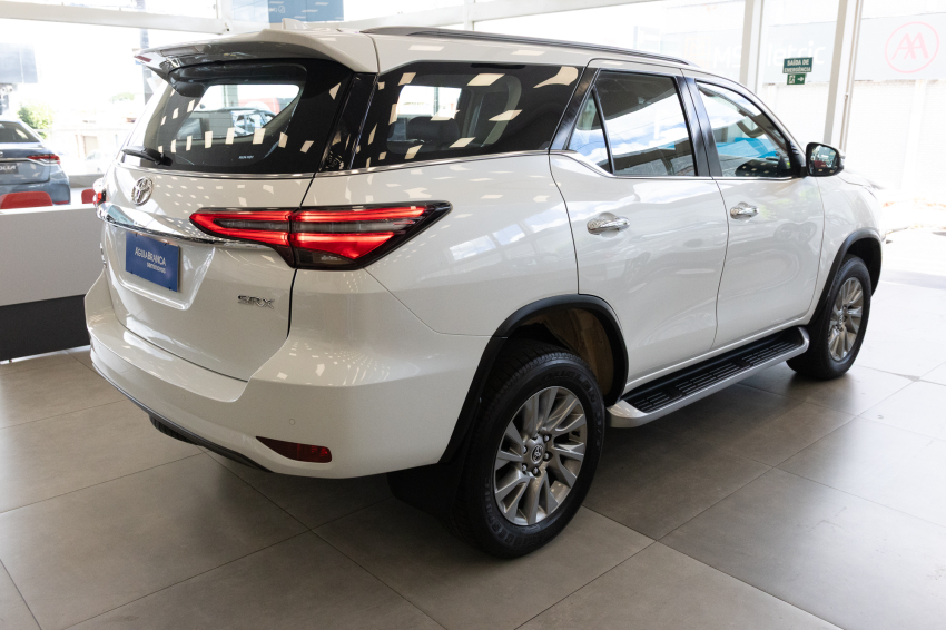Toyota HILUX SW4 2.8 D-4D TURBO DIESEL SRX 4X4 AUTOMÁTICO 10
