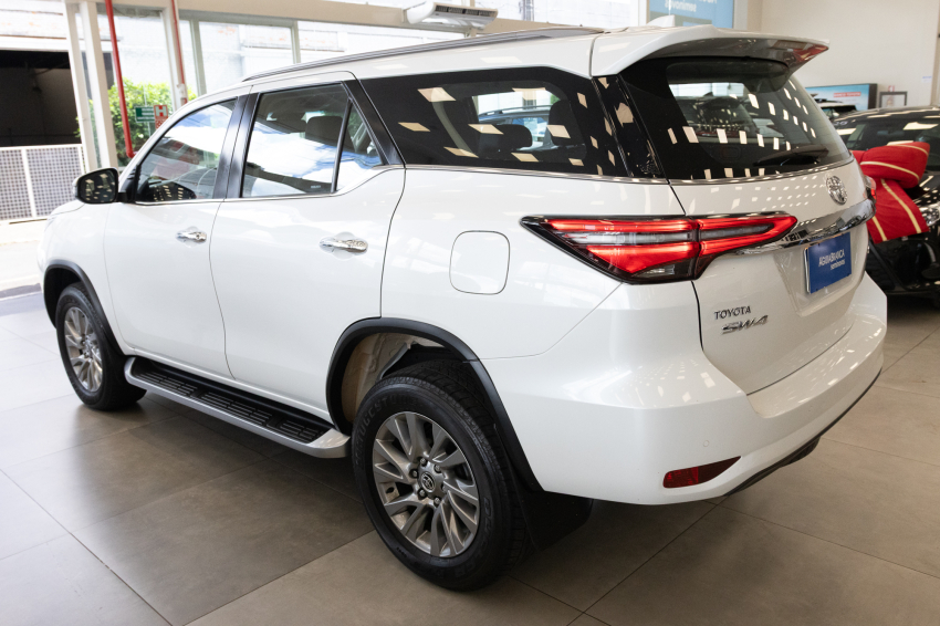 Toyota HILUX SW4 2.8 D-4D TURBO DIESEL SRX 4X4 AUTOMÁTICO 7