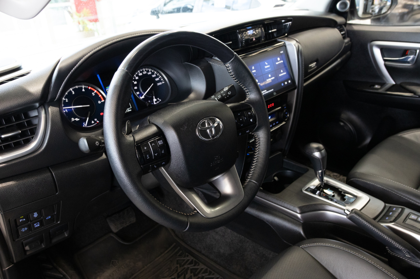 Toyota HILUX SW4 2.8 D-4D TURBO DIESEL SRX 4X4 AUTOMÁTICO 15