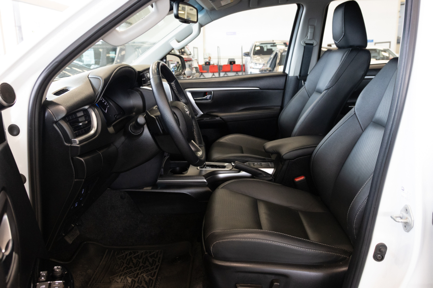 Toyota HILUX SW4 2.8 D-4D TURBO DIESEL SRX 4X4 AUTOMÁTICO 20
