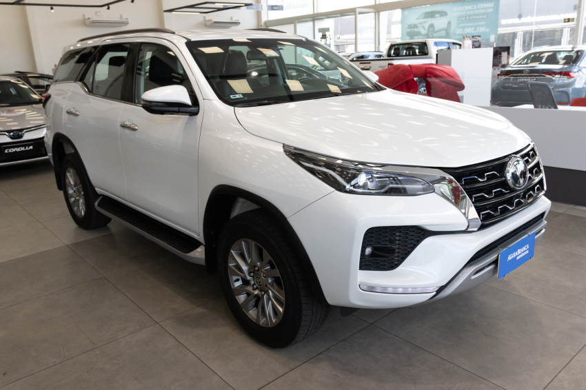Toyota HILUX SW4 2.8 D-4D TURBO DIESEL SRX 4X4 AUTOMÁTICO 5
