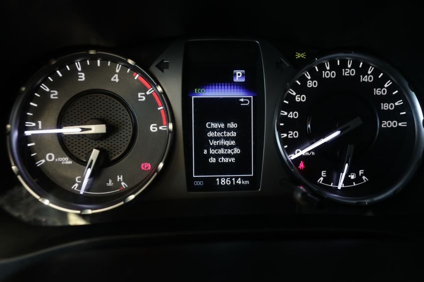 Toyota HILUX 2.8 D-4D TURBO DIESEL CD SRX 4X4 AUTOMÁTICO 11