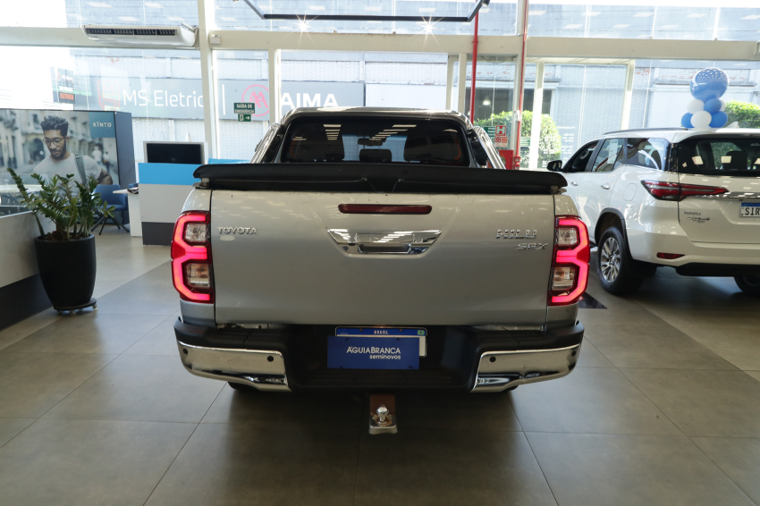 Toyota HILUX 2.8 D-4D TURBO DIESEL CD SRX 4X4 AUTOMÁTICO 8