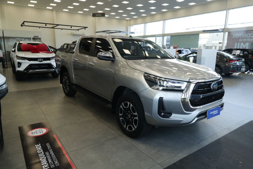 Toyota HILUX 2.8 D-4D TURBO DIESEL CD SRX 4X4 AUTOMÁTICO 5