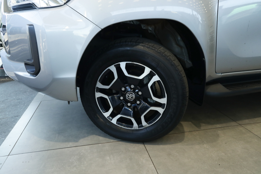 Toyota HILUX 2.8 D-4D TURBO DIESEL CD SRX 4X4 AUTOMÁTICO 3