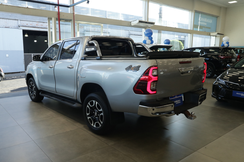 Toyota HILUX 2.8 D-4D TURBO DIESEL CD SRX 4X4 AUTOMÁTICO 7