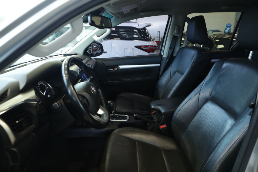 Toyota HILUX 2.8 D-4D TURBO DIESEL CD SRX 4X4 AUTOMÁTICO 18