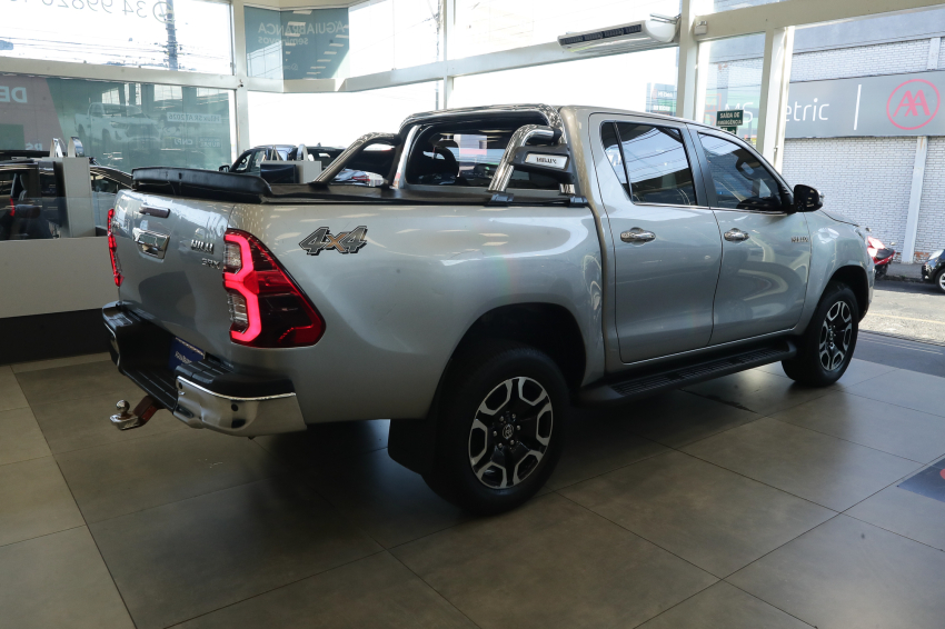 Toyota HILUX 2.8 D-4D TURBO DIESEL CD SRX 4X4 AUTOMÁTICO 10