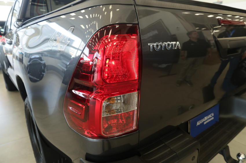 Toyota HILUX 2.8 D-4D TURBO DIESEL CD POWER PACK 4X4 AUTOMÁTICO 9