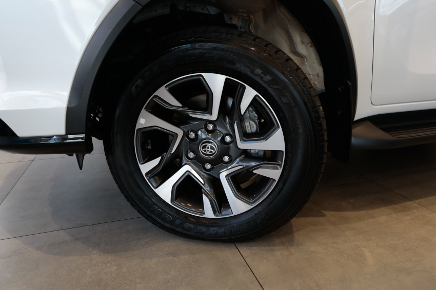 Toyota HILUX SW4 2.8 D-4D TURBO DIESEL SRX PLATINUM 4X4 AUTOMÁTICO 2
