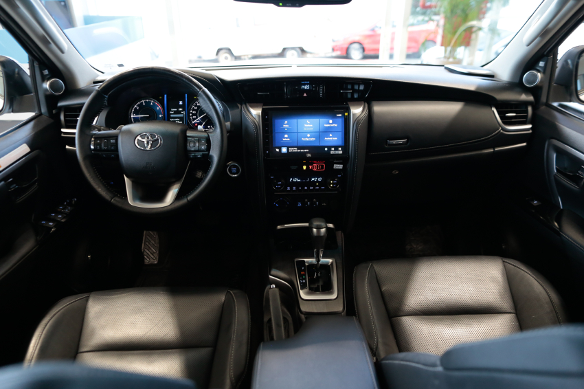 Toyota HILUX SW4 2.8 D-4D TURBO DIESEL SRX PLATINUM 4X4 AUTOMÁTICO 12