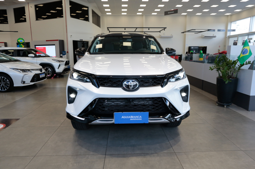 Toyota HILUX SW4 2.8 D-4D TURBO DIESEL SRX PLATINUM 4X4 AUTOMÁTICO 3