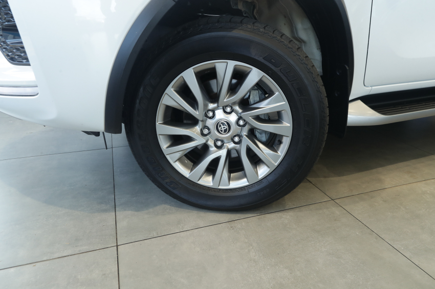 Toyota HILUX SW4 2.8 D-4D TURBO DIESEL SRX 7L 4X4 AUTOMÁTICO 2