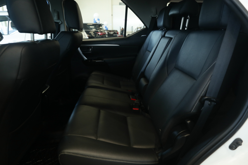 Toyota HILUX SW4 2.8 D-4D TURBO DIESEL SRX 7L 4X4 AUTOMÁTICO 23