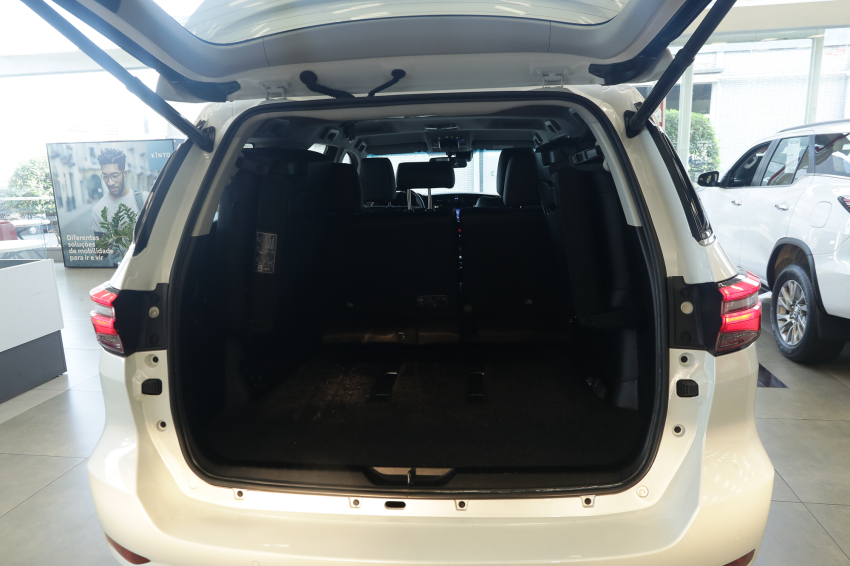 Toyota HILUX SW4 2.8 D-4D TURBO DIESEL SRX 7L 4X4 AUTOMÁTICO 10