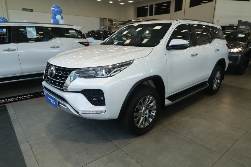 Toyota HILUX SW4 2.8 D-4D TURBO DIESEL SRX 7L 4X4 AUTOMÁTICO