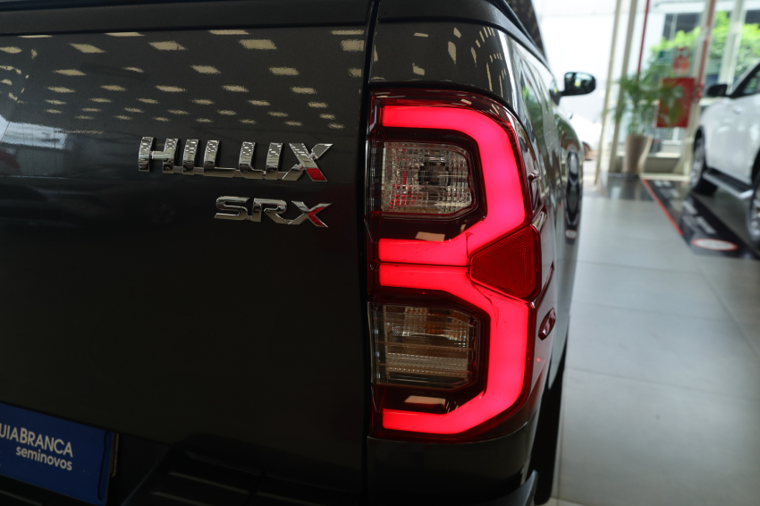 Toyota HILUX 2.8 D-4D TURBO DIESEL CD SRX 4X4 AUTOMÁTICO 9