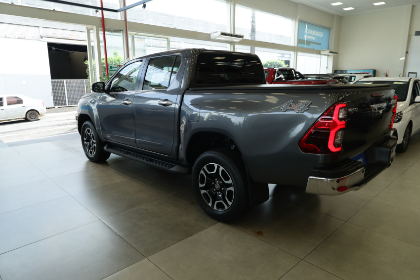 Toyota HILUX 2.8 D-4D TURBO DIESEL CD SRX 4X4 AUTOMÁTICO 7