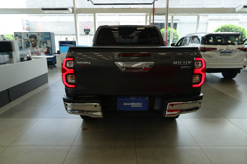 Toyota HILUX 2.8 D-4D TURBO DIESEL CD SRX 4X4 AUTOMÁTICO 8