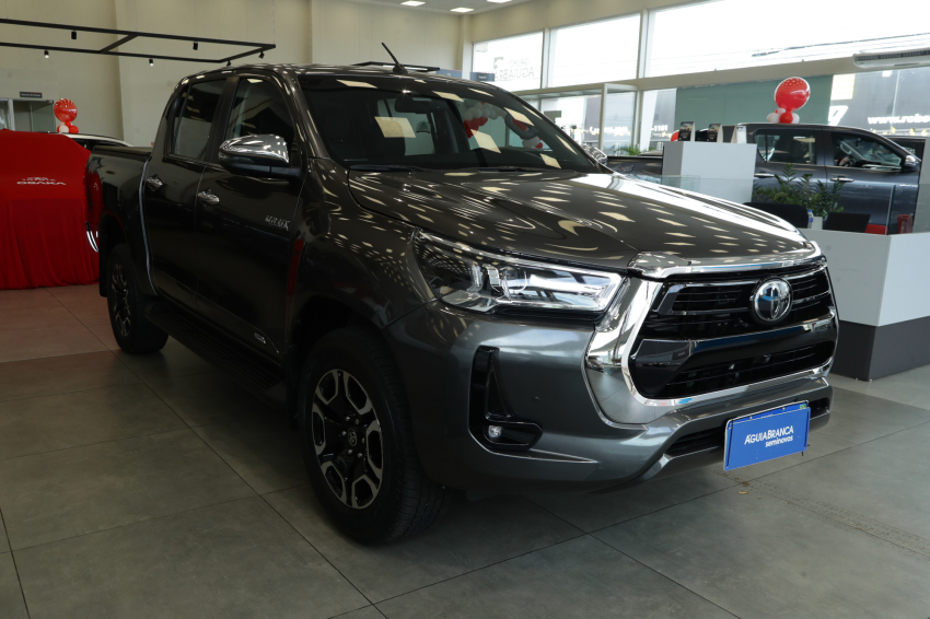 Toyota HILUX 2.8 D-4D TURBO DIESEL CD SRX 4X4 AUTOMÁTICO 5
