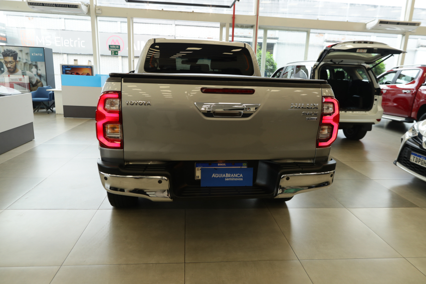 Toyota HILUX 2.8 D-4D TURBO DIESEL CD SRX PLUS 4X4 AUTOMÁTICO 8
