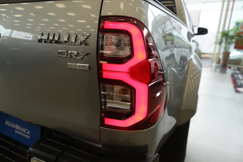 Toyota HILUX 2.8 D-4D TURBO DIESEL CD SRX PLUS 4X4 AUTOMÁTICO 9