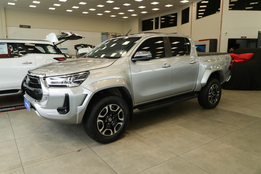 Toyota HILUX 2.8 D-4D TURBO DIESEL CD SRX PLUS 4X4 AUTOMÁTICO