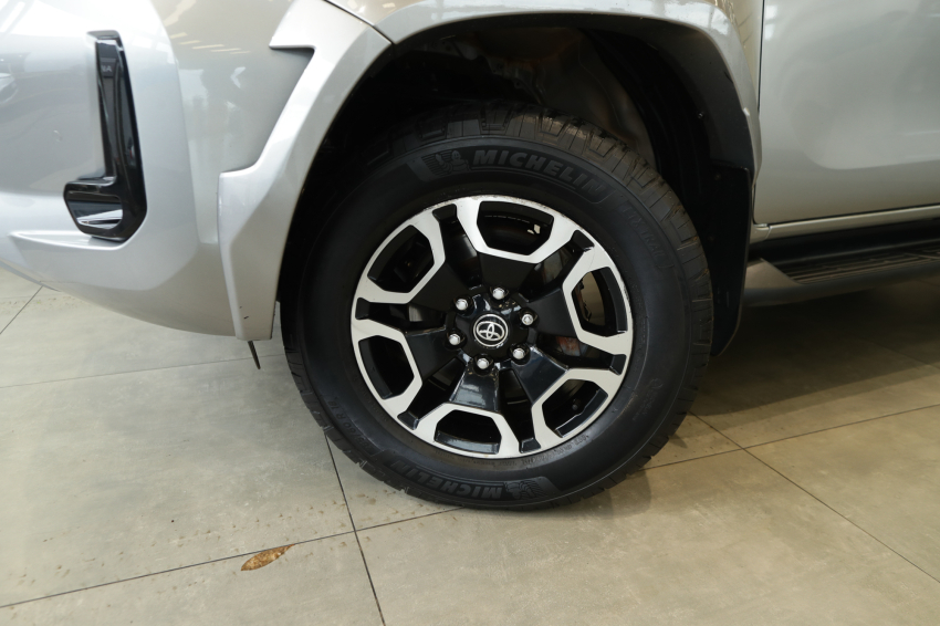 Toyota HILUX 2.8 D-4D TURBO DIESEL CD SRX PLUS 4X4 AUTOMÁTICO 2