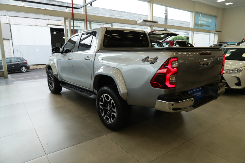 Toyota HILUX 2.8 D-4D TURBO DIESEL CD SRX PLUS 4X4 AUTOMÁTICO 7