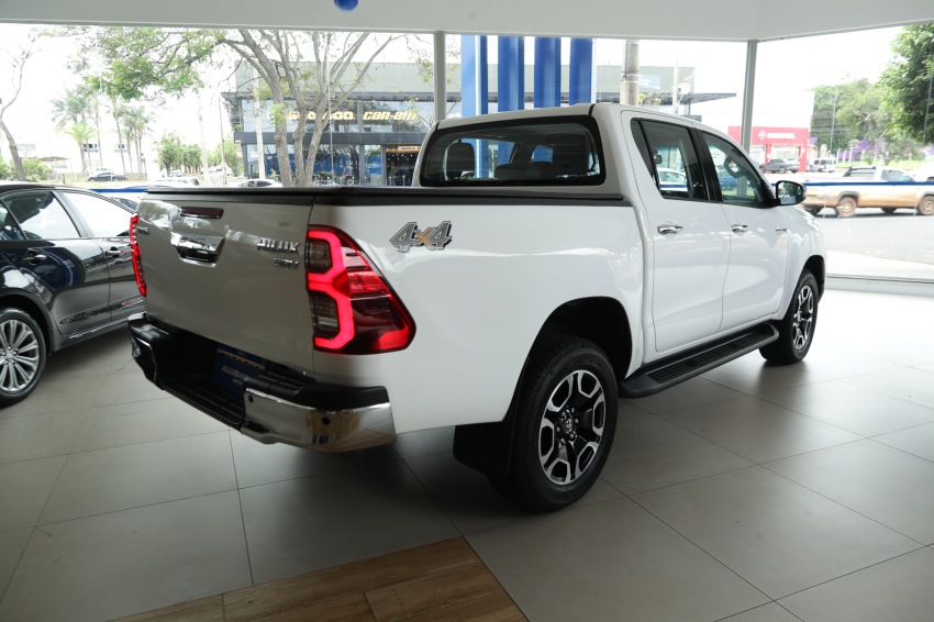 Toyota HILUX 2.8 D-4D TURBO DIESEL CD SRV 4X4 AUTOMÁTICO 10