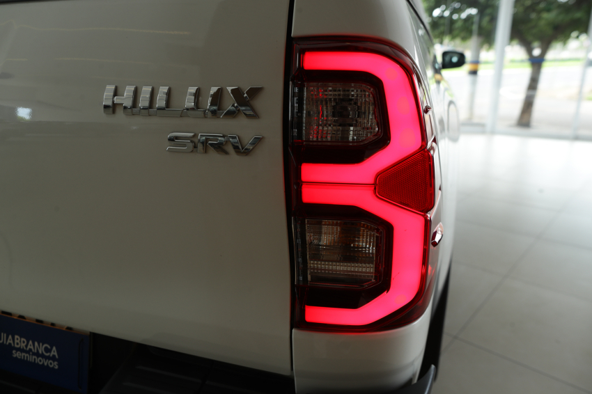 Toyota HILUX 2.8 D-4D TURBO DIESEL CD SRV 4X4 AUTOMÁTICO 9