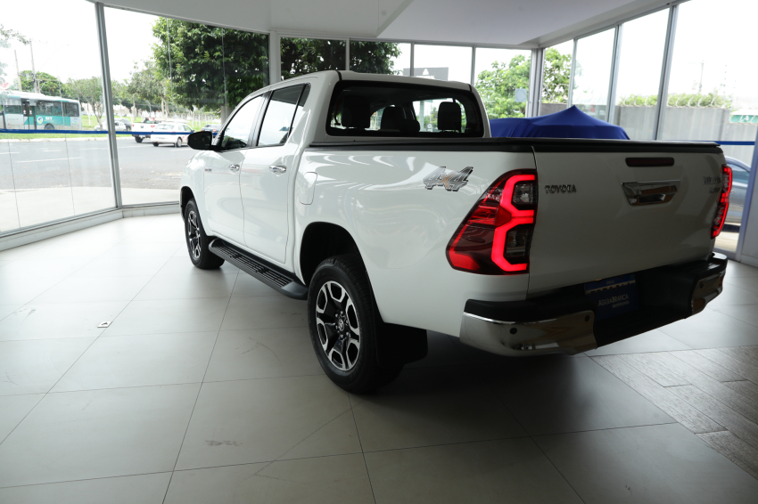 Toyota HILUX 2.8 D-4D TURBO DIESEL CD SRV 4X4 AUTOMÁTICO 7