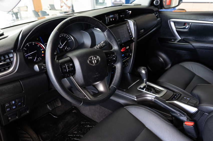Toyota HILUX SW4 2.8 D-4D TURBO DIESEL SRX 4X4 AUTOMÁTICO 12