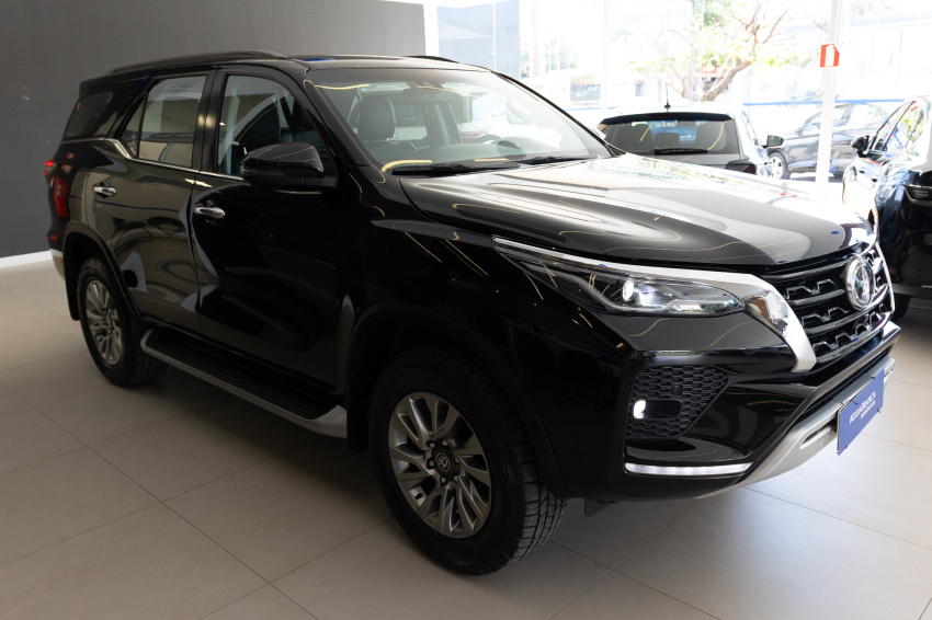 Toyota HILUX SW4 2.8 D-4D TURBO DIESEL SRX 4X4 AUTOMÁTICO 5