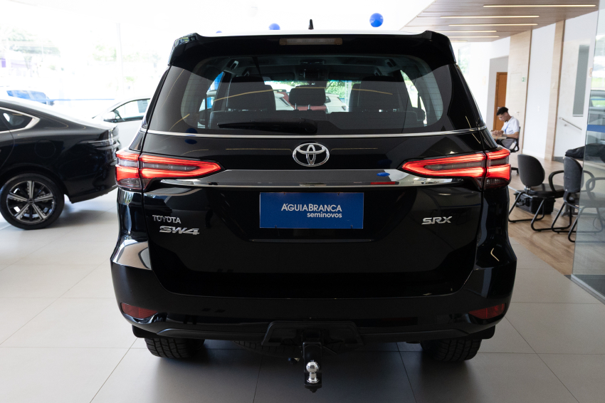 Toyota HILUX SW4 2.8 D-4D TURBO DIESEL SRX 4X4 AUTOMÁTICO 7