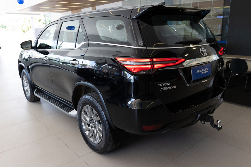 Toyota HILUX SW4 2.8 D-4D TURBO DIESEL SRX 4X4 AUTOMÁTICO 6
