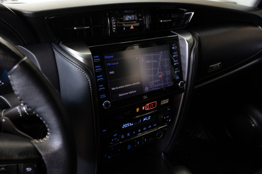 Toyota HILUX SW4 2.8 D-4D TURBO DIESEL SRX 4X4 AUTOMÁTICO 16