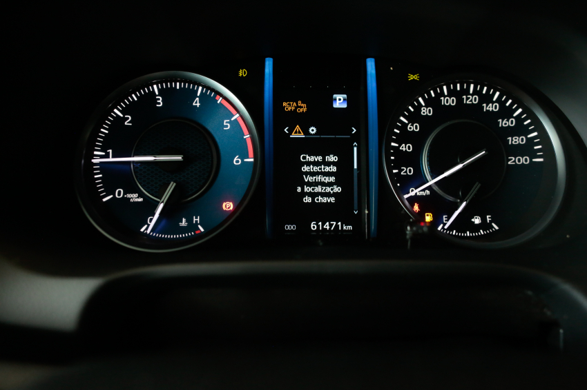 Toyota HILUX SW4 2.8 D-4D TURBO DIESEL SRX 4X4 AUTOMÁTICO 12