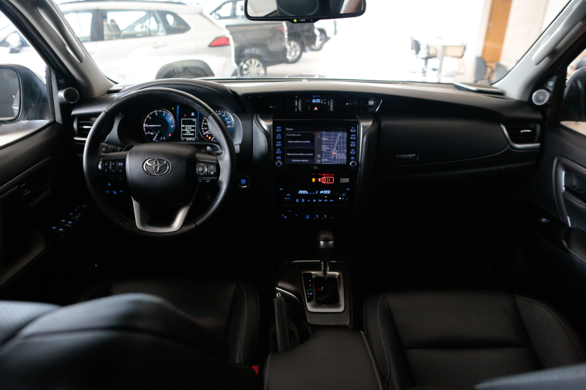 Toyota HILUX SW4 2.8 D-4D TURBO DIESEL SRX 4X4 AUTOMÁTICO 13