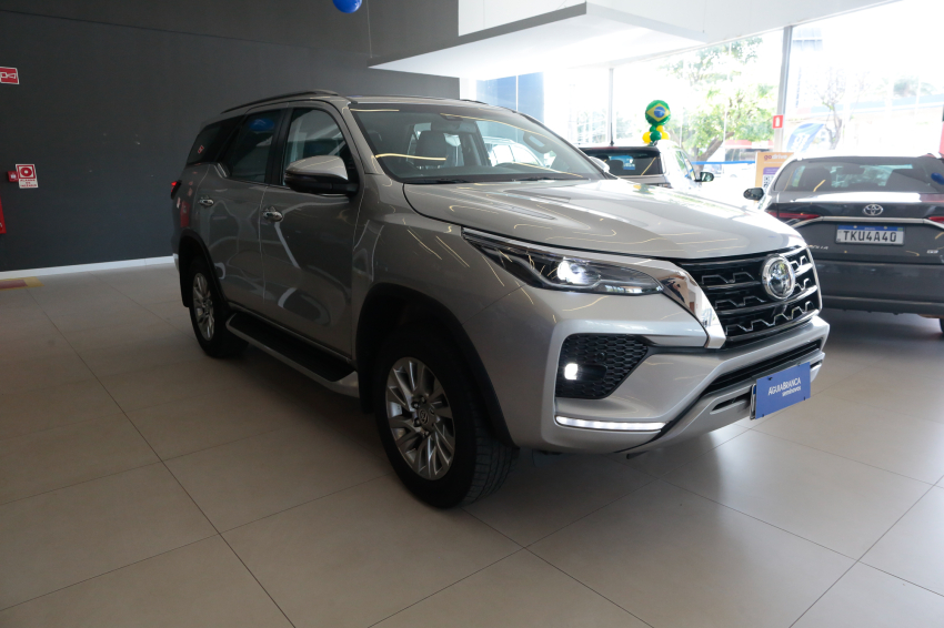 Toyota HILUX SW4 2.8 D-4D TURBO DIESEL SRX 4X4 AUTOMÁTICO 5