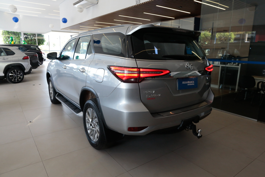 Toyota HILUX SW4 2.8 D-4D TURBO DIESEL SRX 4X4 AUTOMÁTICO 7