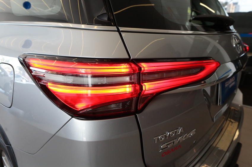 Toyota HILUX SW4 2.8 D-4D TURBO DIESEL SRX 4X4 AUTOMÁTICO 8