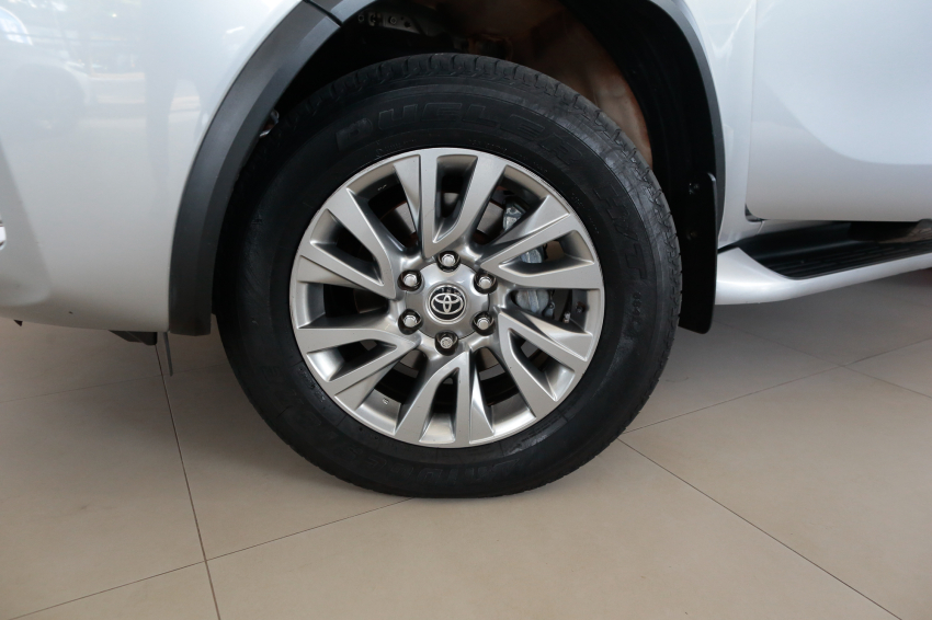 Toyota HILUX SW4 2.8 D-4D TURBO DIESEL SRX 4X4 AUTOMÁTICO 2