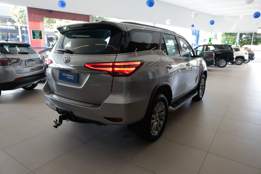 Toyota HILUX SW4 2.8 D-4D TURBO DIESEL SRX 4X4 AUTOMÁTICO 10