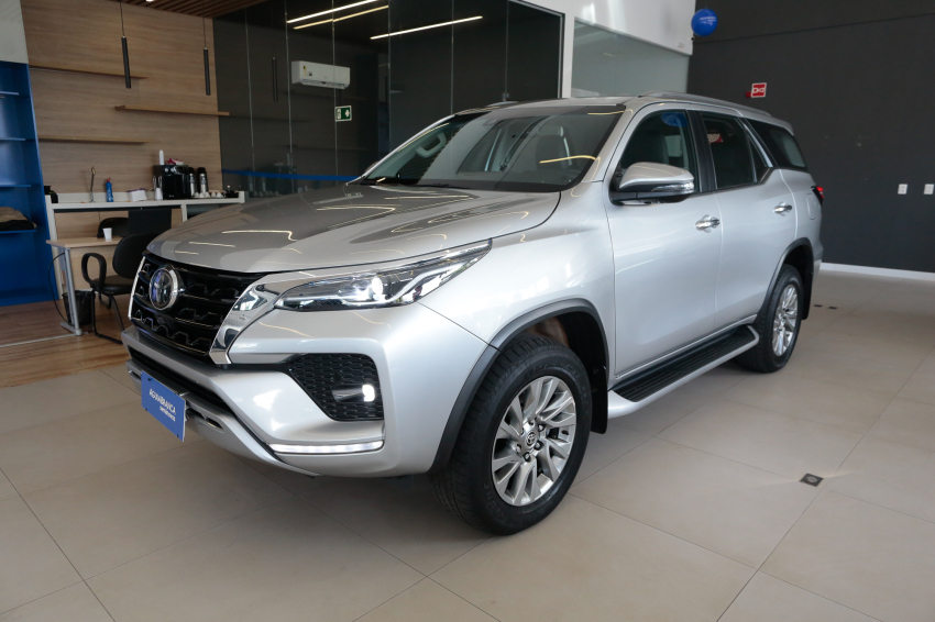 Toyota HILUX SW4 2.8 D-4D TURBO DIESEL SRX 4X4 AUTOMÁTICO
